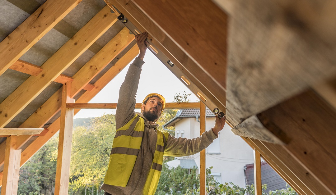 carpenter-man-working-roof